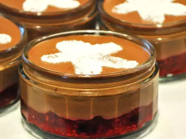 Rezept Weihnachtsessen 2 - weihnachtliches mousse au chocolat mit gemischten beeren