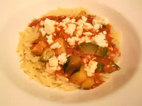 Rezept Kritharáki mit zucchini ~ tomaten ~ fetakäse ~ sauce