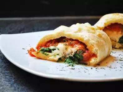 Rezept Vegetarische pizzarolle mit spinat, tomaten & büffelmozzarella