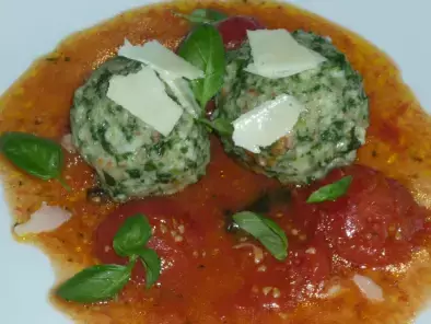 Rezept Vegetarisch: spinatknödel mit tomatensauce