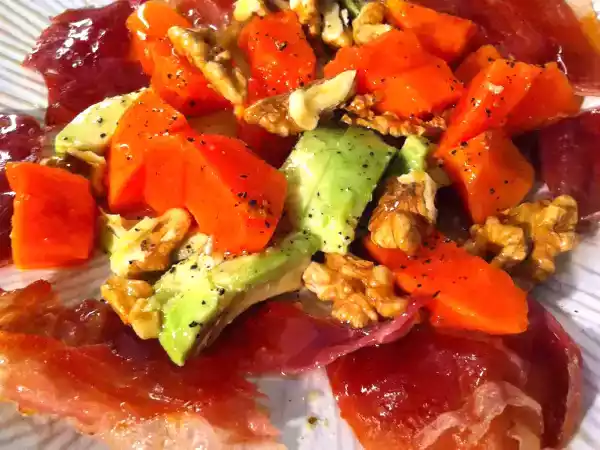 Rezept Avocado-papaya-salat mit krossem serranoschinken