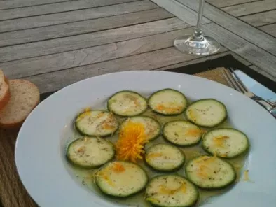 Rezept Zucchini carpaccio mit löwenzahnblüten und walnusskernöl