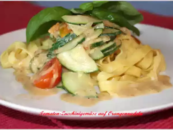 Rezept Tomaten-zucchinigemüse auf orangennudeln