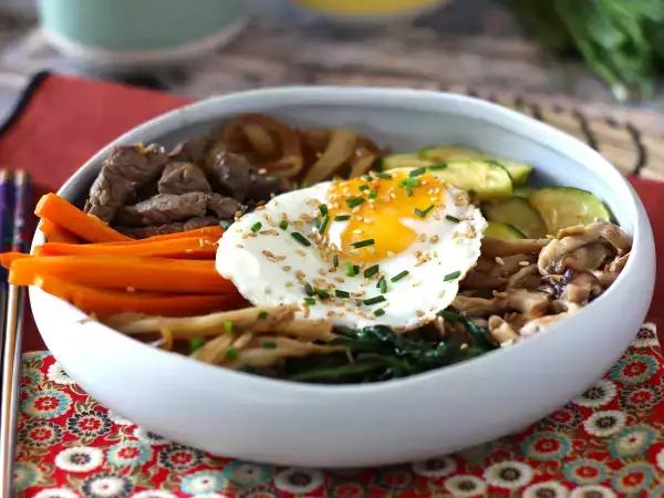 Rezept Bibimbap, das traditionelle koreanische gericht