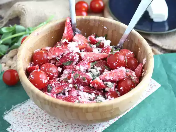 Rezept Basilikumsalat mit erdbeeren, tomaten und feta