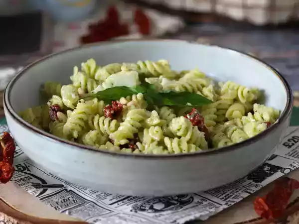 Rezept Kalte pasta mit zucchinipesto, büffelmozzarella und getrockneten tomaten