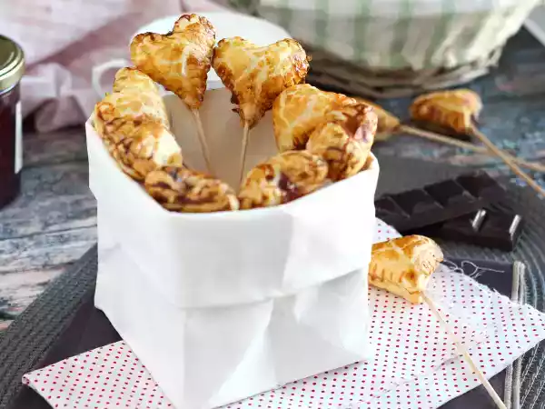 Rezept Extra knusprige blätterteig-herzen-pie-pops mit himbeere und schokolade