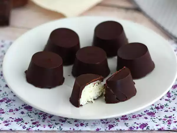 Rezept Mit kokosnuss gefüllte pralinen im bounty-stil