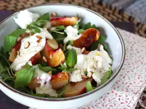 Rezept Süßer und herzhafter salat mit gerösteten pfirsichen, rucola und burrata