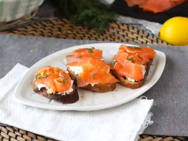 Rezept Brot mit frischem ziegenkäse und geräuchertem lachs