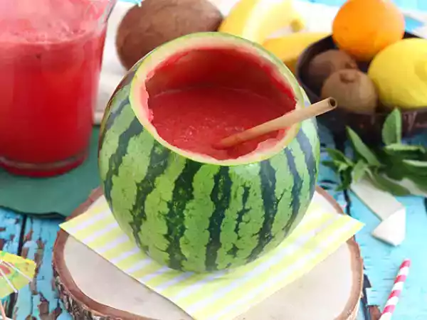 Rezept Cocktail gin in einer wassermelone