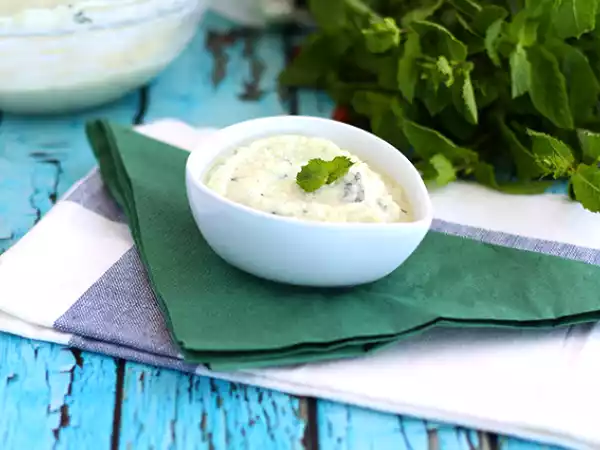 Rezept Tzatziki, die griechische sauce mit gurken und joghurt