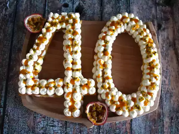 Rezept Exotischer number cake mit mango und passionsfrucht