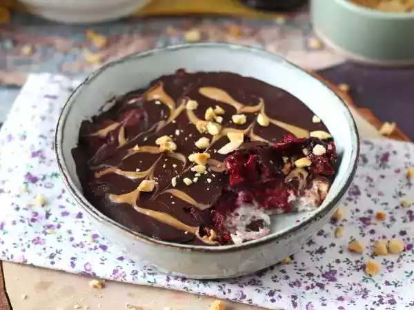 Rezept Overnight oat rote früchte und schokolade, ein gesundes und sättigendes frühstück!