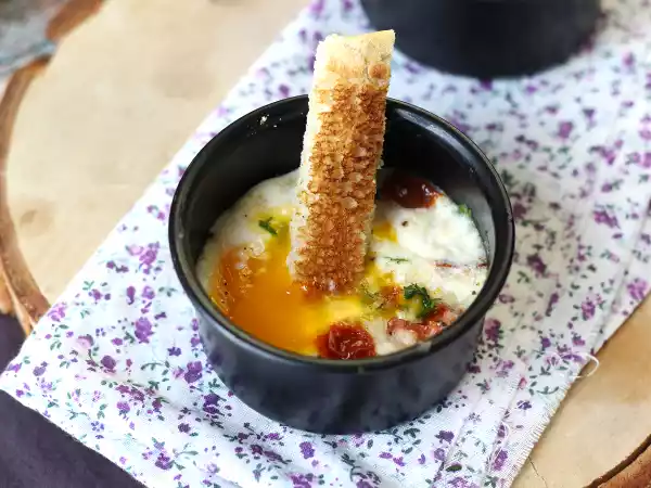 Rezept Oeufs cocotte chèvre et tomates séchées au air fryer!