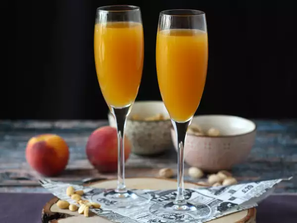 Rezept Bellini, der italienische pfirsichcocktail, den sie ganz einfach zu hause nachmachen können!