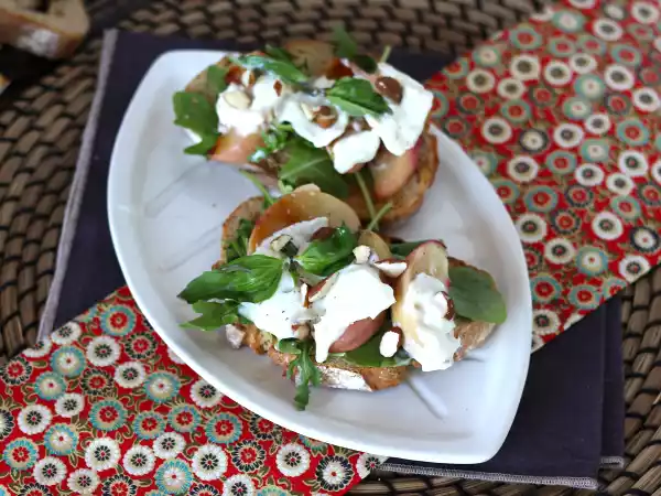Rezept Rucola-schnitten, gebratene pfirsiche und burrata: die superleckere süß-salzige kombination!
