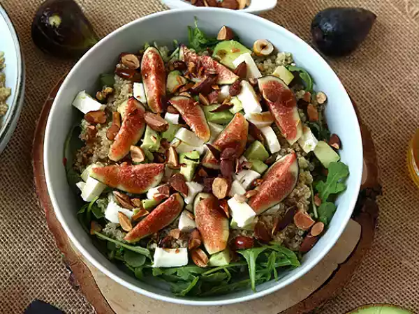 Rezept Süß-salziger salat mit feigen, rucola, quinoa, mozzarella und avocado