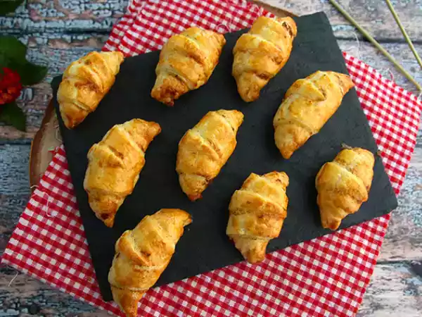 Rezept Blätterteigcroissants mit schinken und frischkäse