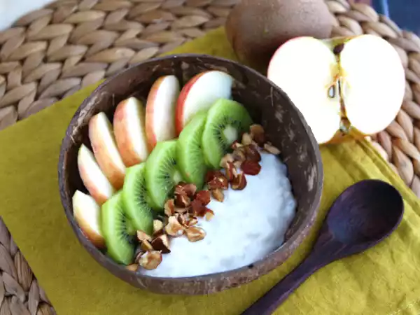 Rezept Joghurt-snack aus kokosnuss, apfel, kiwi und haselnüssen