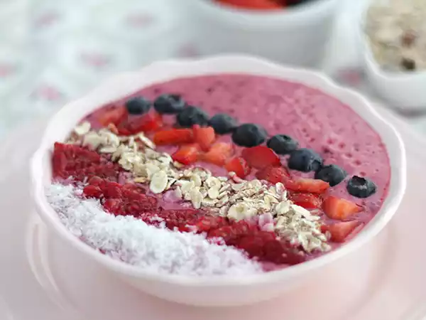 Rezept Smoothie bowl mit roten früchten