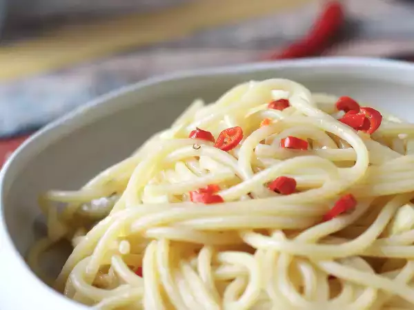 Rezept Spaghetti aglio, olio e peperoncino: das last-minute-gericht der italienischen tradition