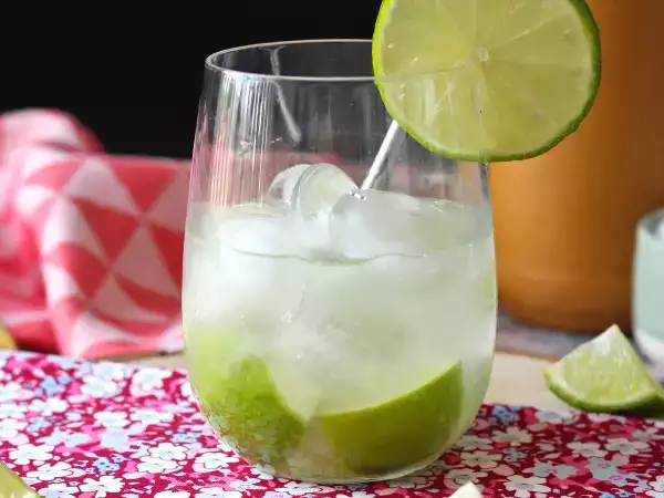 Rezept Zitronen-caipirinha: das brasilianische getränk, das man auch ohne cocktailshaker zubereiten kann
