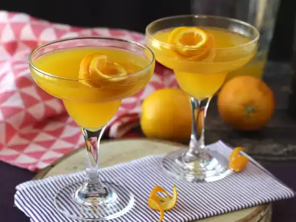 Rezept Agua de valencia, der mediterrane cocktail mit cava und orangen, den sie zu hause zubereiten können.