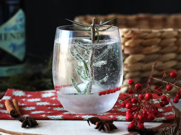 Rezept Cocktail mit einem verschneiten tannenbaum im inneren