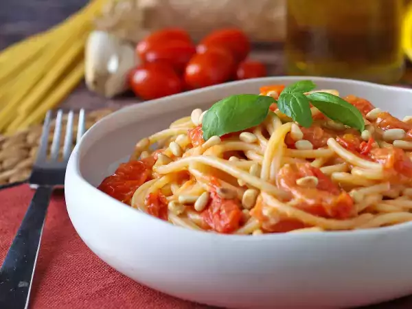Rezept Spaghetti mit kirschtomaten und pinienkernen: cremig und aromatisch