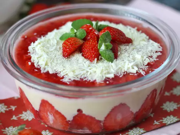Rezept Pavê de morango, die brasilianische nachspeise aus erdbeeren und kondensmilch, die am besten kalt gegessen wird