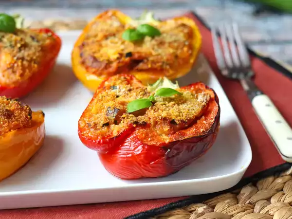 Rezept Gebackene vegetarische gefüllte paprika: das einfache und schmackhafte rezept mit gemüse und mozzarella-käse