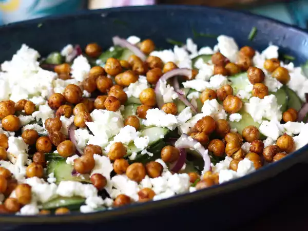Rezept Salat aus gurke, gerösteten kichererbsen, avocado und feta