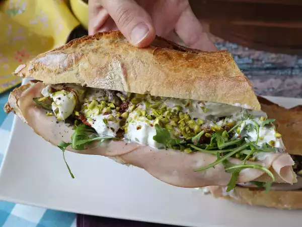 Rezept Ultrafeines italienisches sandwich mit mortadella und burrata