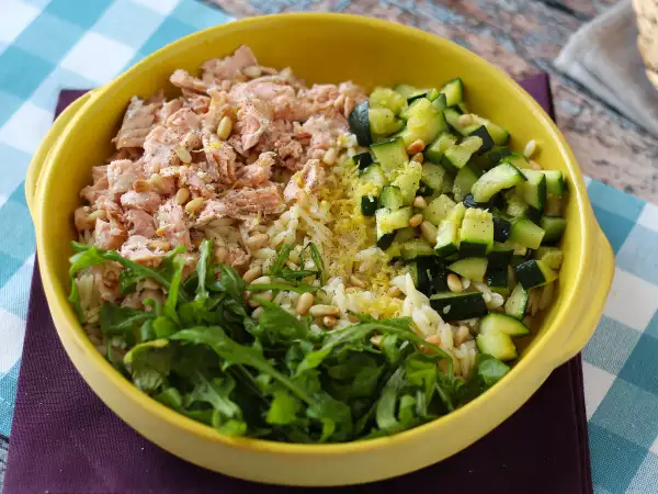 Rezept Orzo-nudelsalat mit lachs und zucchini