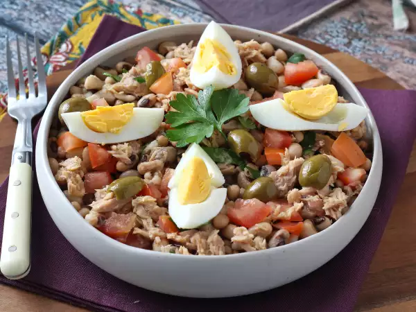 Rezept Nivea-salat (hornbohnen) mit thunfisch, eiern und oliven: der portugiesische klassiker!