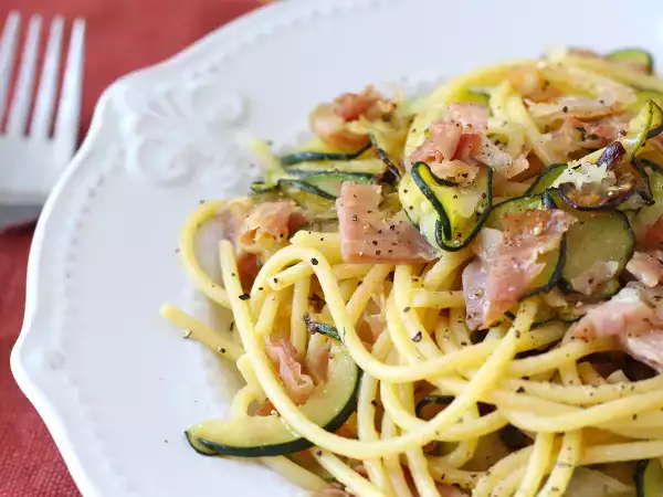 Rezept Nudeln mit zucchini und knusprigem speck: ein einfaches rezept für mittag- und abendessen