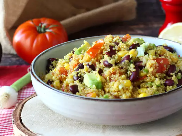 Rezept Proteinreicher quinoa-salat mit roten bohnen und mais