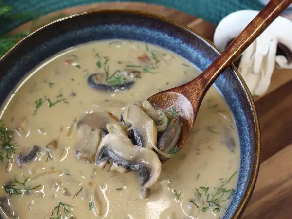 Rezept Ungarische Pilzsuppe mit Paprika und Dill : cremig und einfach