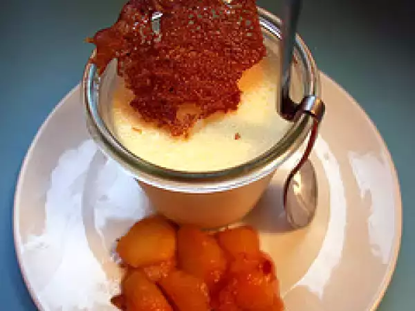 Rezept Rosenwasser-pannacotta mit geschmolzenen palmzuckerpfirsichen & rosa-pfeffer-knusperblatt