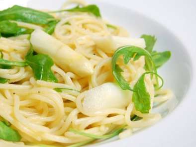 Rezept Spaghetti mit limetten-vinaigrette, spargel und rucola