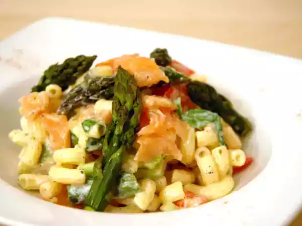Rezept Pasta salat mit räucherlachs und geröstetem spargel