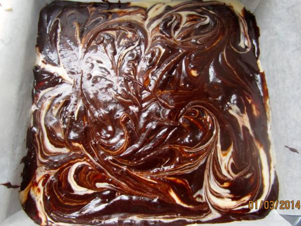 CHOCOLATE-CHEESECAKE-BROWNIES - HÜBSCH MARMORIERT - Zubereitung Schritt 6