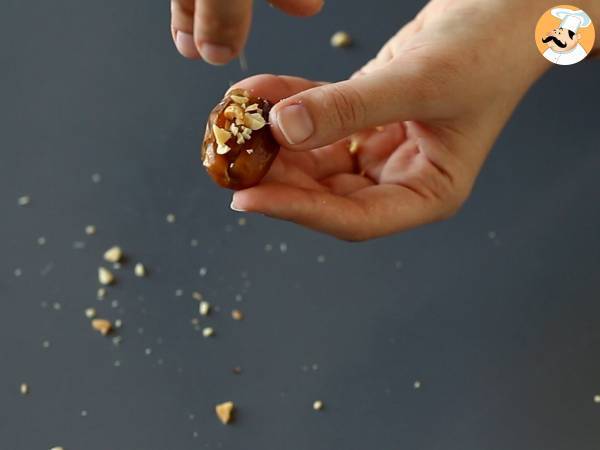 Selbstgemachte Snickers: Datteln, Erdnüsse und Schokolade – der gesunde Snack ohne Zuckerzusatz - Zubereitung Schritt 3