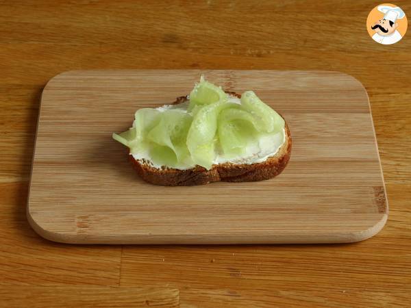 Gurken- und Radieschen-Frischkäse-Toast - Zubereitung Schritt 2