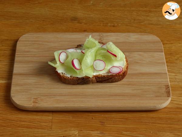 Gurken- und Radieschen-Frischkäse-Toast - Zubereitung Schritt 3