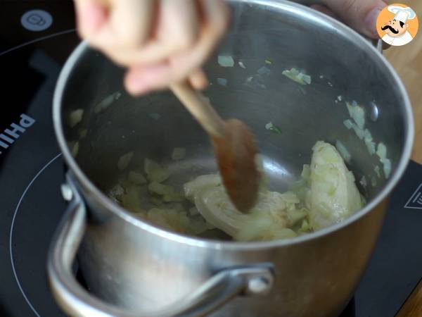 One Pot Pasta mit Spinat, Ziegenkäse und Hühnchen - Zubereitung Schritt 1