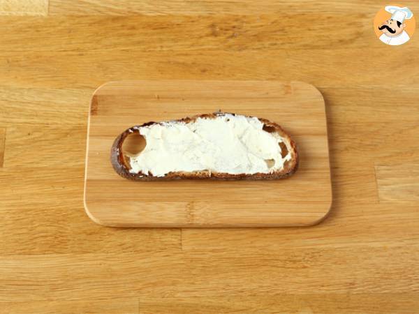 Toast mit Frischkäse, Pesto und Kirschtomaten - Zubereitung Schritt 1