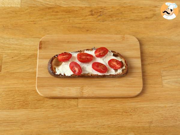 Toast mit Frischkäse, Pesto und Kirschtomaten - Zubereitung Schritt 2