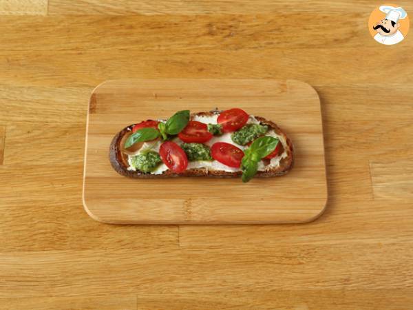 Toast mit Frischkäse, Pesto und Kirschtomaten - Zubereitung Schritt 4
